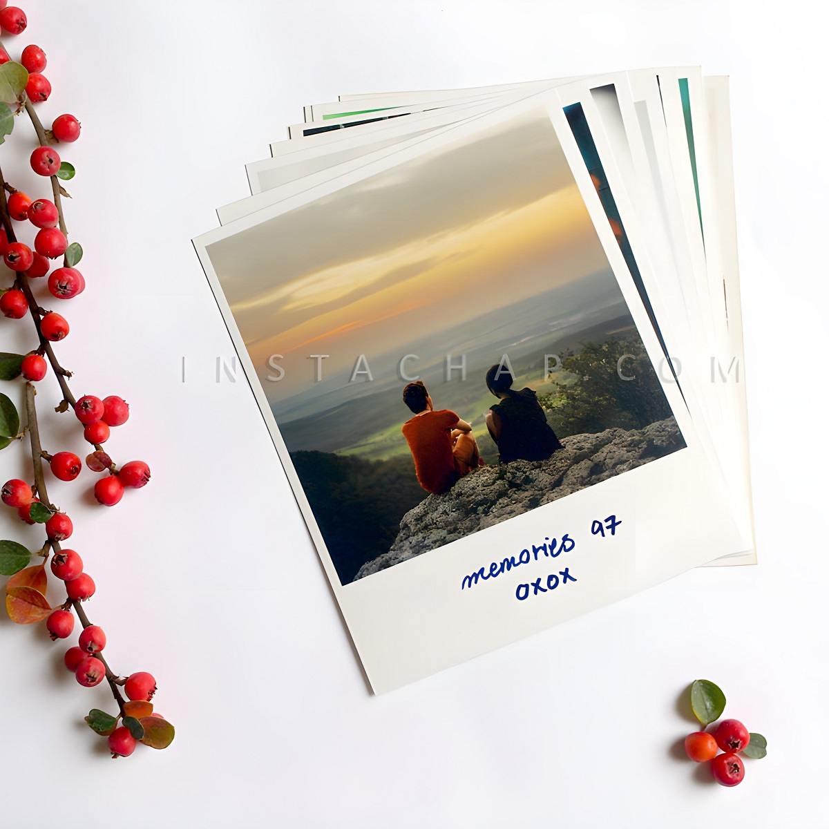 عکس پولاروید دختر و پسر بر لبه صخره با نمای دریا و غروب آفتاب که به صورت پولاروید چاپ و حاشیه نویسی شده است. در کنار عکس پولاروید چند برگ گیاه است