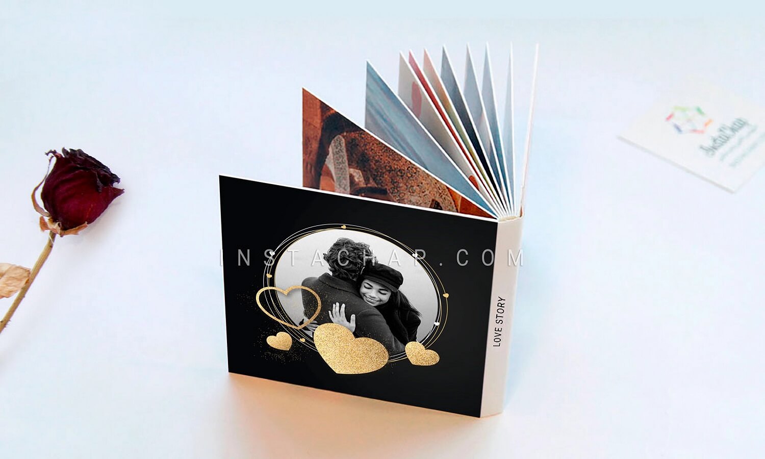 آلبوم عکس دیجیتال عاشقانه،روز عشق،با طرح جدل مشکی، عکس روی جلد زنی در آغوش مرد همراه با لبخند